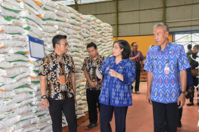 Kunjungi Gudang Beras Bulog, Pj Wali Kota Kediri Pastikan Ketersediaan Stok Beras dan Kualitasnya
