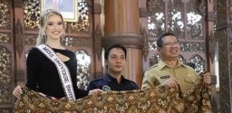 Bupati Tulungagung Ikuti Lelang Batik untuk Bantu Korban Gempa Cianjur