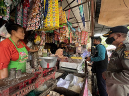 Satpol PP Kota Kediri Bersama Bea Cukai Razia Toko Tradisional di Tiga Kecamatan
