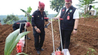 Mentan RI Bersama Bupati Kediri Tanam Kelapa Genjah di Desa Kanyoran Kediri