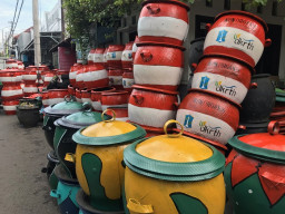 Pria 16 Tahun di Surabaya Sulap Ban Bekas Jadi Tong Sampah