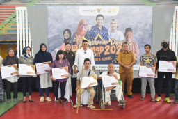 Wali Kota Kediri Serahkan Bantuan Modal DBHCHT