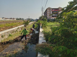 Alami Pendangkalan, PUPR Kota Kediri Lakukan Normalisasi Sungai Rusunawa