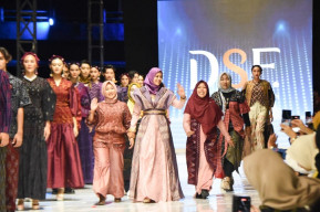 Bunda Fey Turut Berjalan di Catwalk pada Gelaran Dhoho Street Fashion ke-8