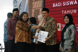 Pj Wali Kota Kediri Zanariah Serahkan Bantuan Sosial Pendidikan