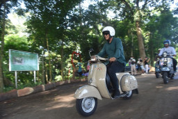Berangkat Naik Vespa, Wali Kota Kediri Tanam Pohon Bersama Komunitas