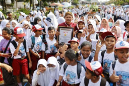 Wali Kota Madiun H Maidi Bagikan 14 Ribu Laptop ke Pelajar