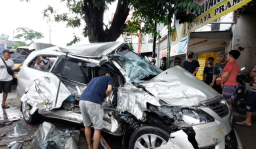 Ban Meletus, Truk Hantam Innova dan 2 Motor di Sidoarjo