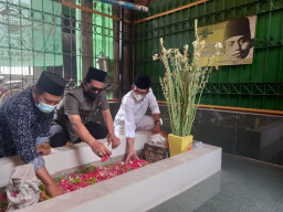 Kondisi Memprihatinkan, Wakil DPRD Kota Surabaya AH Thony Sidak Makam Tokoh Besar NU