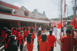 Sambut Ultah Ke-49, Kader PDIP Surabaya Geber Tanam Pohon sampai Senam Bersama