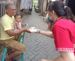 Peringati Kebangkan Nasional, PSI Bagi-Bagi Nasi Kotak