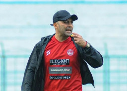 Laga Perdana Bersama Arema FC, Pelatih Javier Roca Hadapi Tantangan Berat