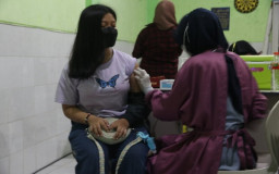 Persiapan PTM, Pelajar di Malang Mulai Divaksin