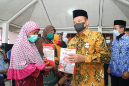 300 Paket Sembako Dibagikan di HUT Korpri Lamongan