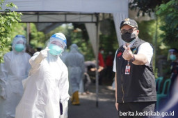 Mas Bup Semangati Warga yang Menjalani Isolasi