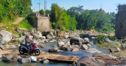 5 Bulan Ambruk, Warga Buat Jembatan Sementara