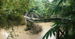 Jembatan Penghubung di Trenggalek Patah