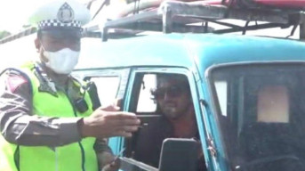 Viral: Nekat Bawa Angkot di Kota Denpasar, Bule AS Ditilang Polisi