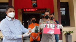 Tukang Parkir Nyambi Jual Tembakau Gorila