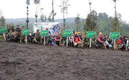 Hari Bumi, Khofifah Ajak Masyarakat Revegetasi Hutan Gundul
