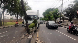 Hindari Pemotor, Truk Ekspedisi Tersangkut di Trotoar