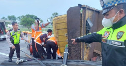 Truk Parkir Ditabrak Truk dari Belakang