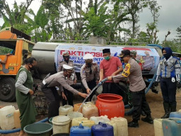 Kapolres Lumajang Bantu Masyarakat Bagi Air