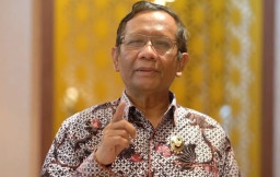 Didesak Mundur, Paman Gibran Dibela Mahfud Md
