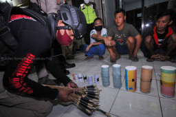 Tim Anti Bandit Polsek Sukolilo Amankan Empat Orang di Duga Produksi Mercon