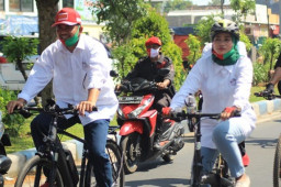 Pasangan PuTik Daftar ke KPU Sambil 'Ngontel Bareng' Hari Minggu