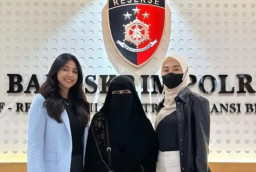 Selebgram Berhijab Jilat Es Cream, Dilaporkan Hijabers