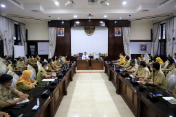 Wali Kota Eri Beri Pengarahan Khusus pada Camat, Lurah, dan Sekcam