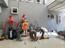 Timbulkan Kerumunan, Replika Boneka Squid Game Dibongkar