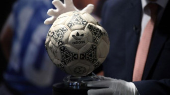 Bola 'Gol Tangan Tuhan' Maradona Dilelang Rp36 Miliar