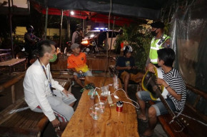 Asyik Pesta Miras, 7 Pemuda Digerebek Polrestabes Surabaya