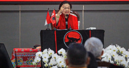 Mega Serukan, Kita Tunduk Bukan pada Seseorang