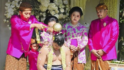 Kaesang Diguyur Air dari 7 Sumber oleh Luhut, Iriana Menangis