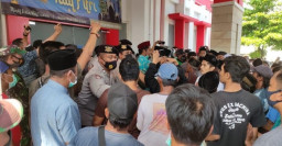 RSD Kalisat Jember Digeruduk Ratusan Warga