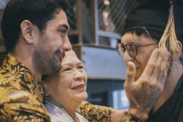 Momen Haru Kelulusan Adik Reza Rahadian di Amerika: 'Luar Biasa Perjuangannya'