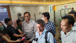 Diperiksa Bareskrim, Rocky Gerung, Gembol Minuman Isotonik