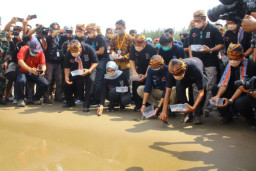 Menparekraf Sumbang Pompa Air untuk Konservasi Tukik