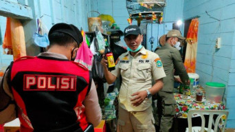 Petugas Gabungan Razia 5 Warung Remang-remang di Lamongan