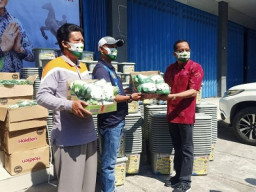 Setiajit Berikan APD ke Warga Tuban