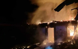 Demi Selamatkan Anak, Ibu di Blitar Nekat Terjang Kobaran Api dan Runtuhan Bangunan