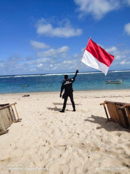 SVS Surabaya Kibarkan Merah Putih di Pantai Pandawa Bali