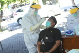 Anggota dan Staf DPRD Sidoarjo Jalani Tes Swab Covid-19