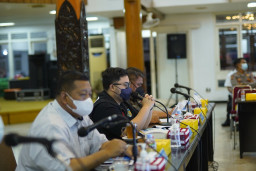 Kejar Target Mas Dhito, Petugas Vaksin Masuk Pasar Sapi