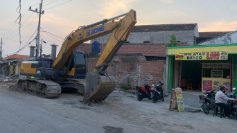 Proyek Pelebaran Jalan Daerah Tengger Resahkan Pedagang Sekitar