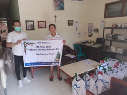 WOM Finance Bagikan Kasih Natal di Panti Wredha