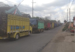 Dihadang Warga, Ratusan Truk Tebu di Blitar Tertahan di Jalan